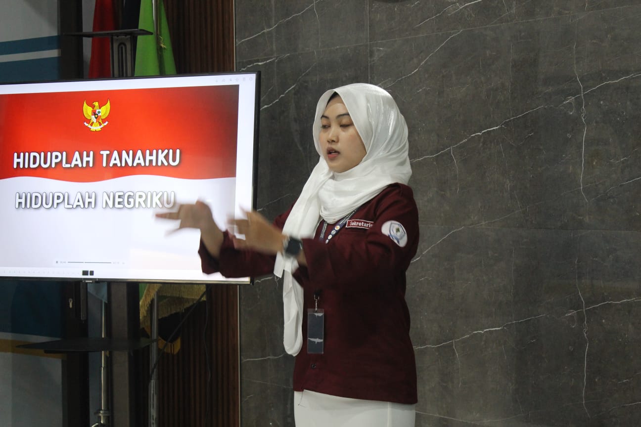 Menyanyikan lagu indonesia raya